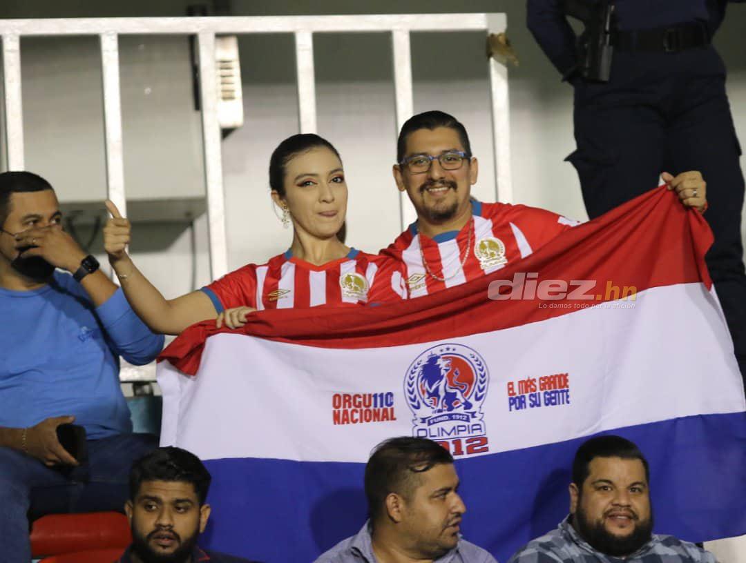 Selfies, belleza y comida: El hermoso ambiente que se vivió durante el Motagua-Olimpia; ¿quiénes son las tres chicas solas?