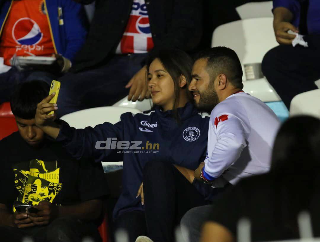 Selfies, belleza y comida: El hermoso ambiente que se vivió durante el Motagua-Olimpia; ¿quiénes son las tres chicas solas?