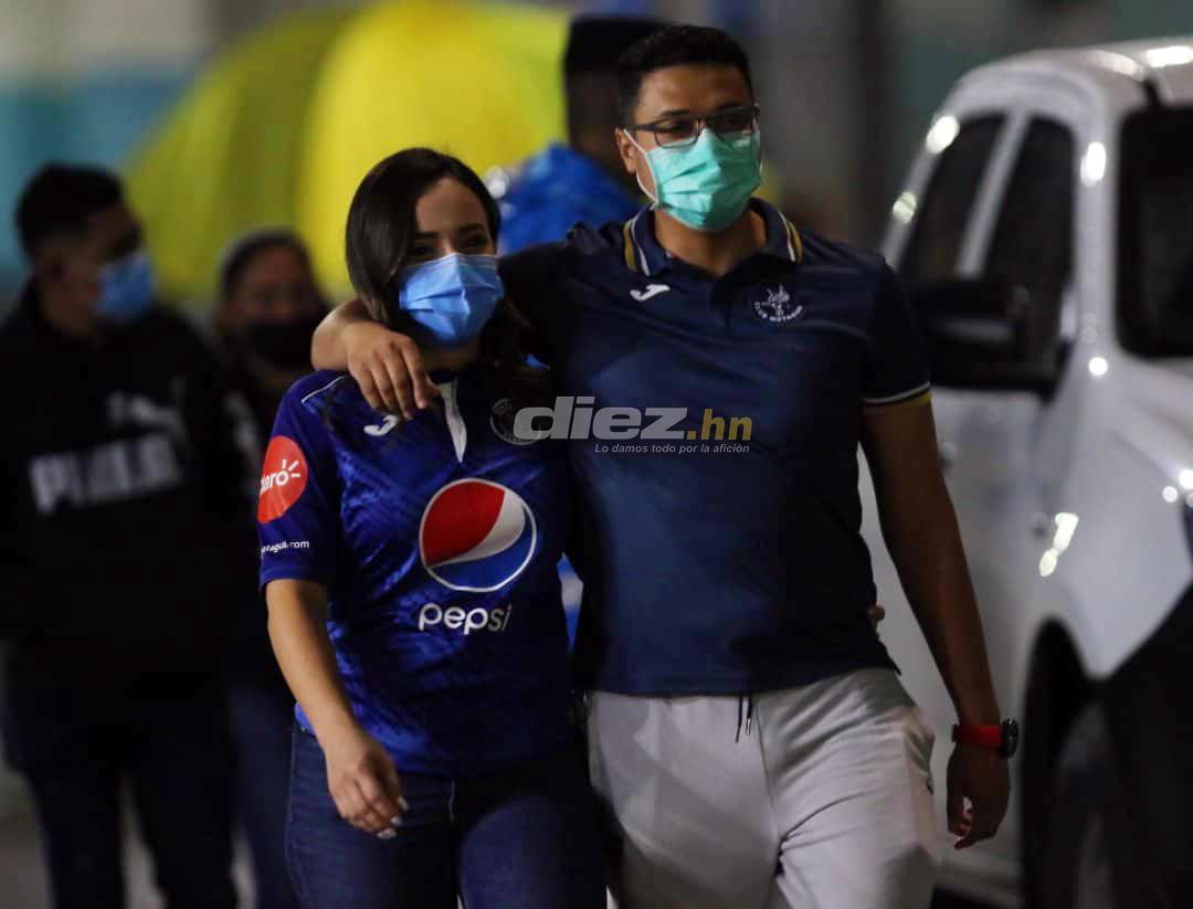 Selfies, belleza y comida: El hermoso ambiente que se vivió durante el Motagua-Olimpia; ¿quiénes son las tres chicas solas?