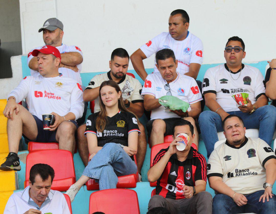 ¡Belleza sobresale en el Nacional! Olimpia y Marathón juegan, pero ellas se llevan todas las miradas en el clásico