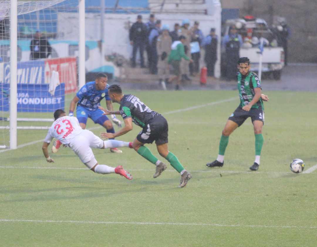 Alberth Elis vivió un día especial al volver a jugar, los saludos de Eduardo Espinel y el festejo de Jorge Benguché en la victoria del Olimpia
