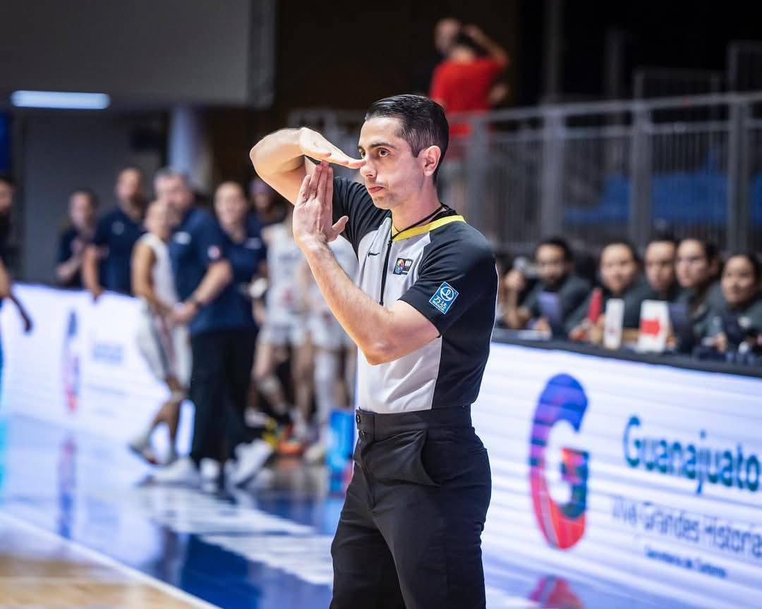 ¡Orgullo! Orlando Varela se convierte en el primer árbitro de Honduras en dirigir un partido de equipos de la NBA
