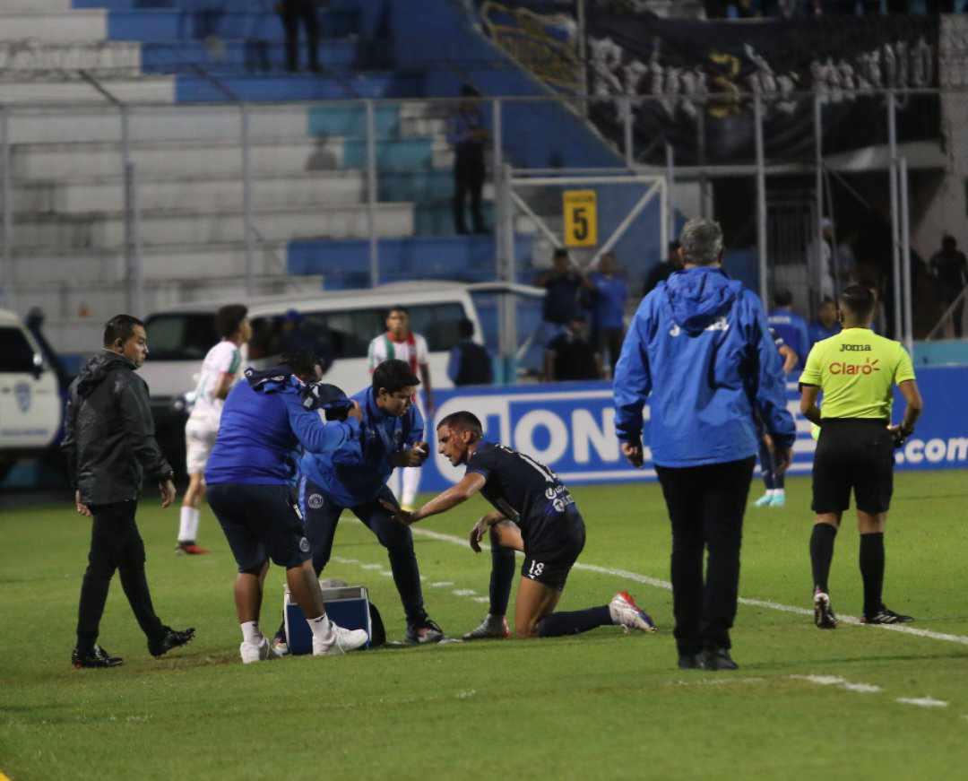 ¿Quién era la chica de rojo? La sangre se hizo presente en la cancha, las preciosas chicas de Motagua y ¿quién comía tajaditas?