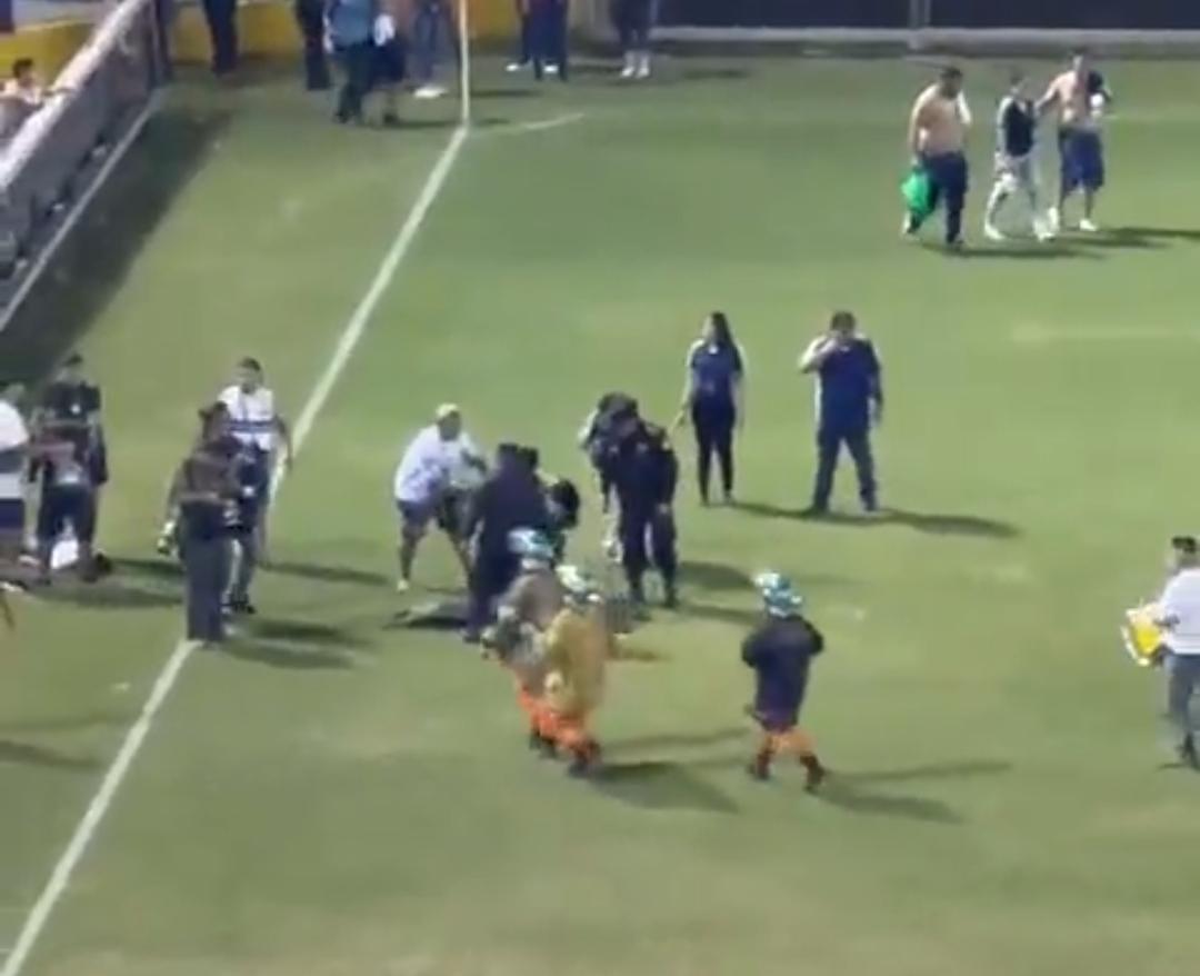 Desgracia en El Salvador: Las desgarradoras imágenes de la estampida de aficionados que dejó varios muertos en el Estadio Cuscatlán