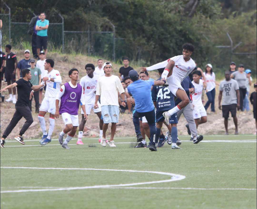 Enfrentamiento a puño limpio: Familiares y jugadores terminan la final de reservas entre Olimpia y Motagua entre golpes