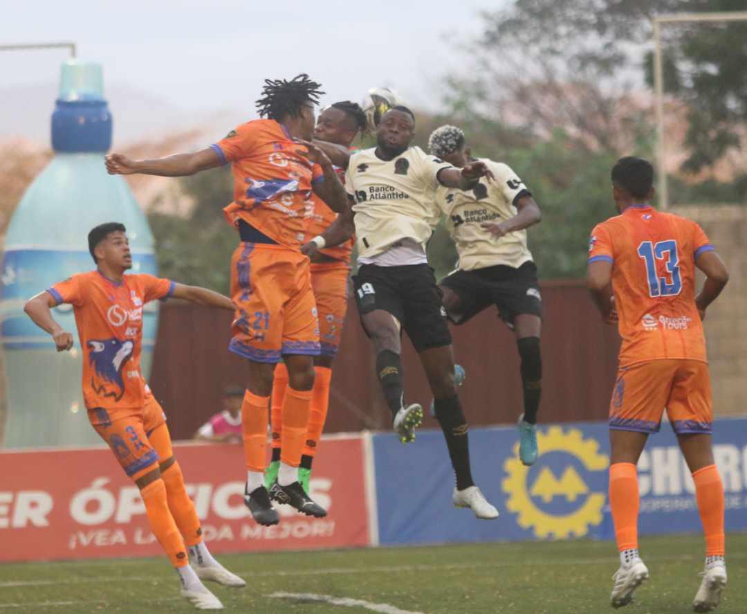 Eduardo Espinel no la pasó bien, sorpresas a la llegada y hasta en paila para ver al Olimpia contra los Lobos de la UPNFM