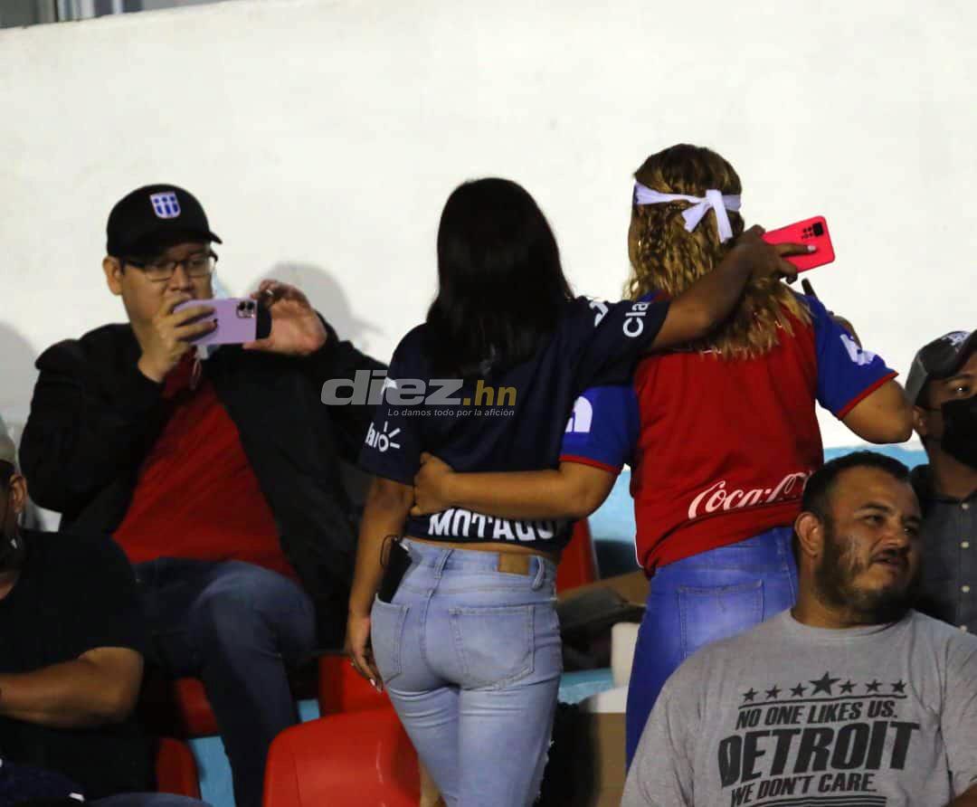 Selfies, belleza y comida: El hermoso ambiente que se vivió durante el Motagua-Olimpia; ¿quiénes son las tres chicas solas?