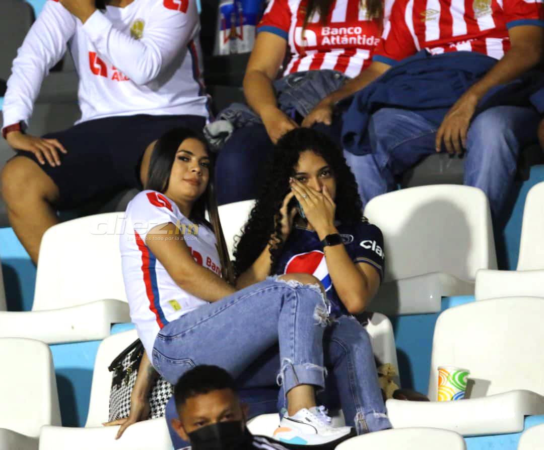 Selfies, belleza y comida: El hermoso ambiente que se vivió durante el Motagua-Olimpia; ¿quiénes son las tres chicas solas?