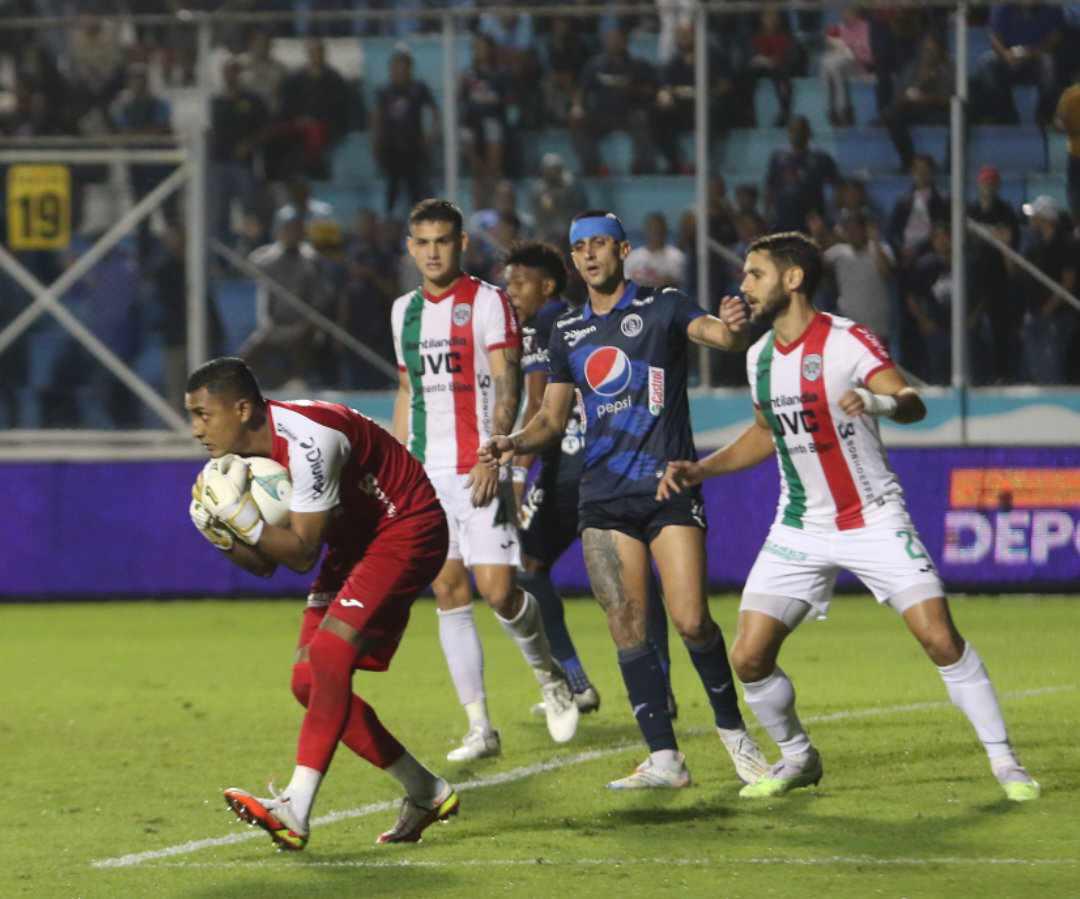 ¿Quién era la chica de rojo? La sangre se hizo presente en la cancha, las preciosas chicas de Motagua y ¿quién comía tajaditas?