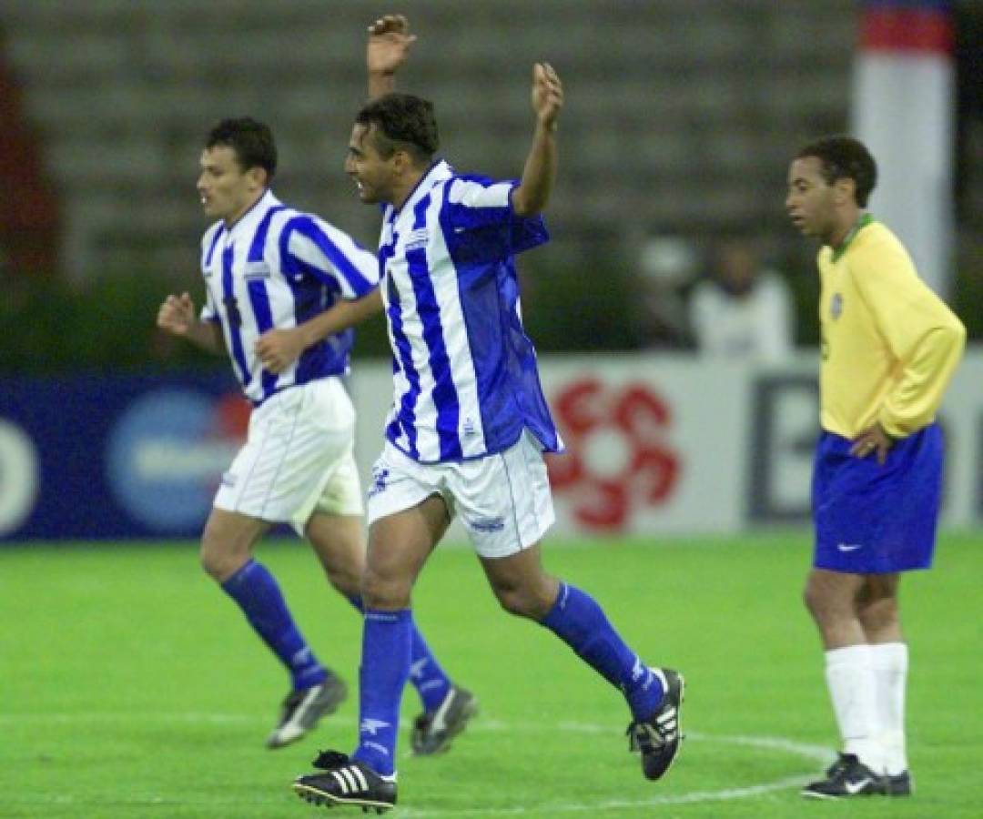 Mario Rodriguez de Honduras (C) festeja frente a Roque Juniors de Brasil (D), al termino del juego por la Copa America, el 23 de julio de 2001, en el estadio Palo Grande de Manizales, Colombia. Honduras vencio por 2-0,