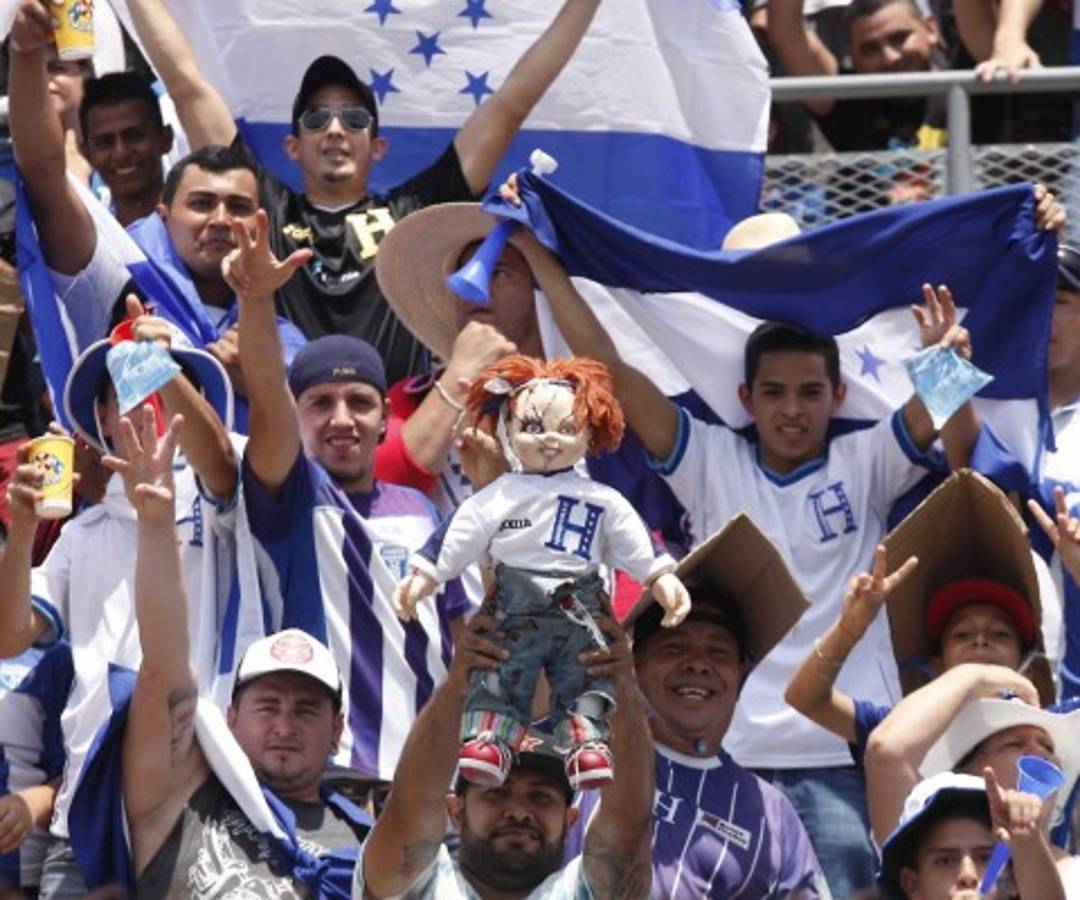 Aficionados hondureños se las ingenian para sofocar el fuerte calor de San Pedro Sula