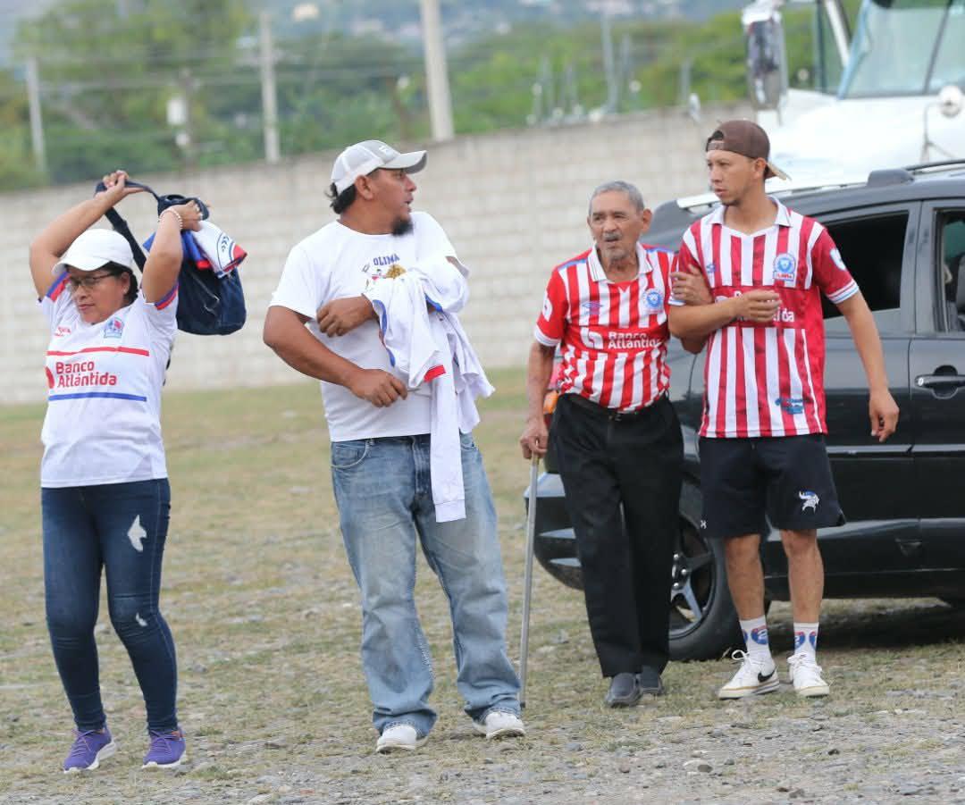 Aficionadas del Olimpia enamoran, aparece la famosa gorra del Platense y el selfie
