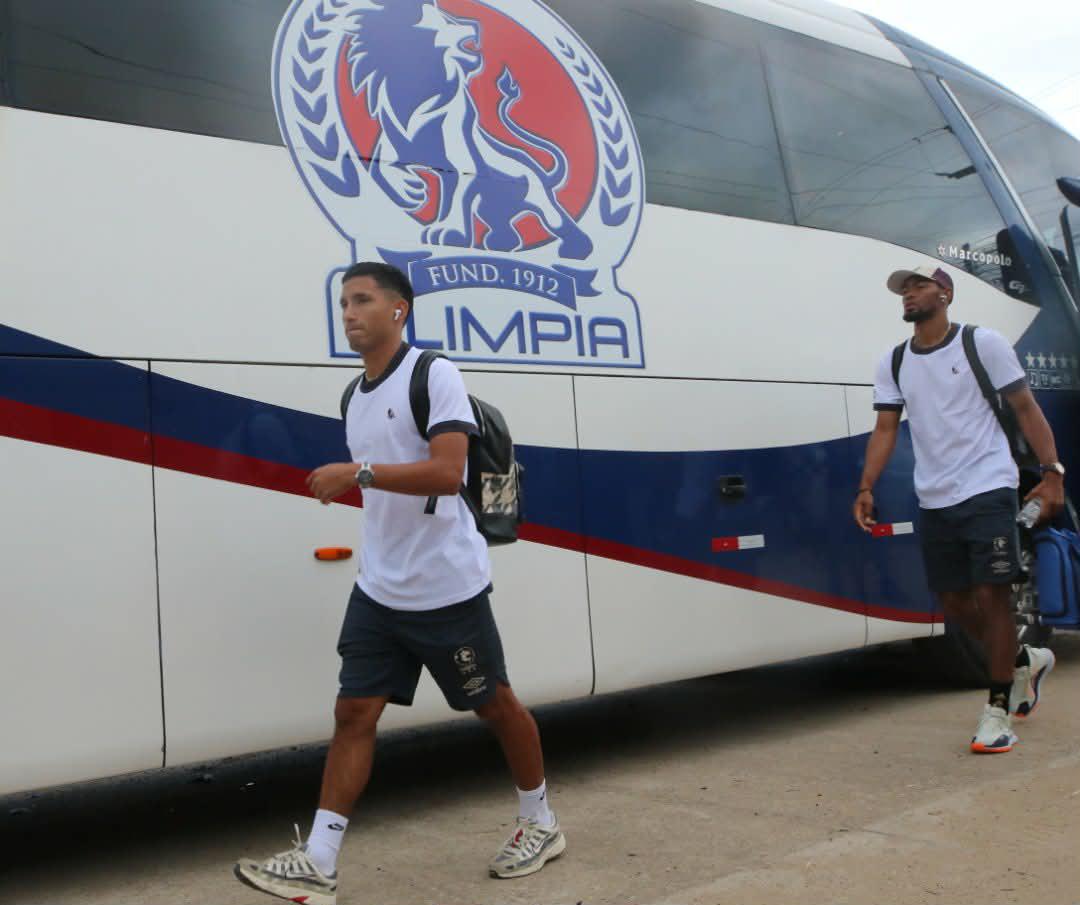 Llegada del Olimpia al estadio Juan Ramón Brevé Vargas. Foto Alex Pérez.