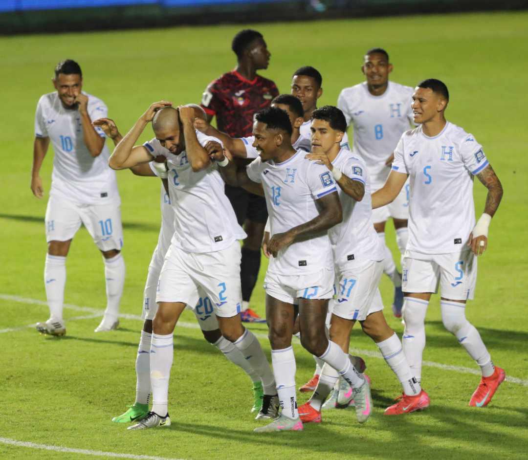 El show del portero de Antigua y Barbuda, el político en el sector de sol con guaruras y, ¿quién es la hermosa periodista?