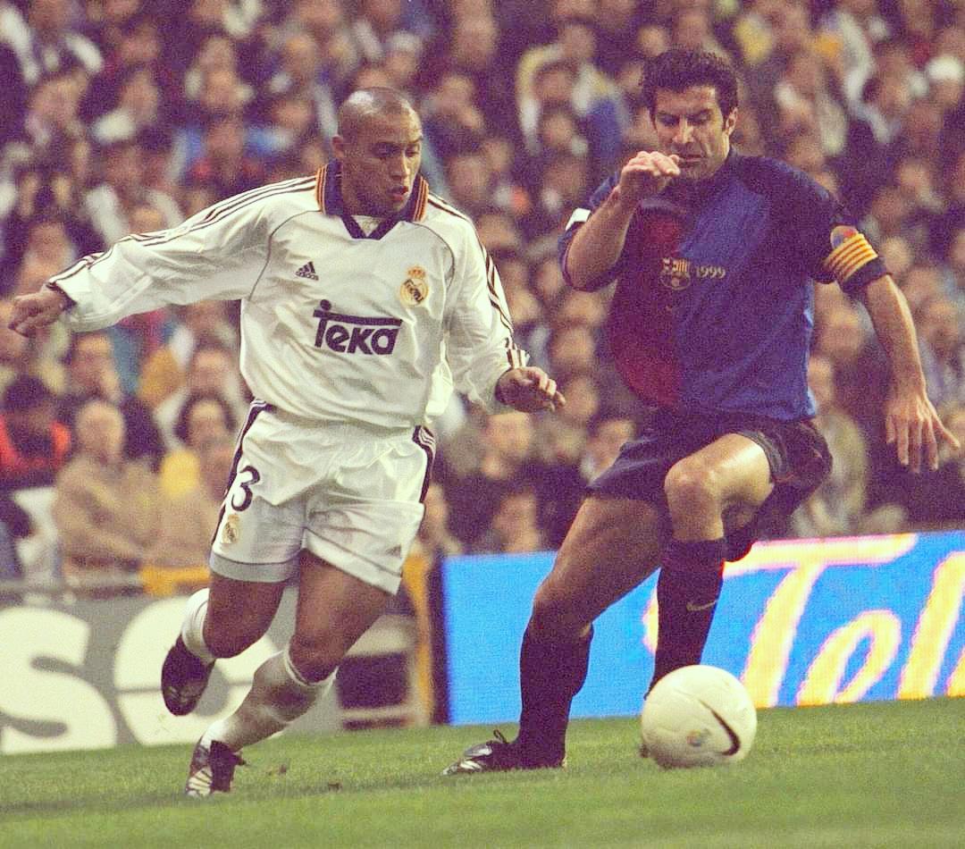 Roberto Carlos enfrentando a Luis Figo en un Clásico. Luego fueron compañeros en Real Madrid.
