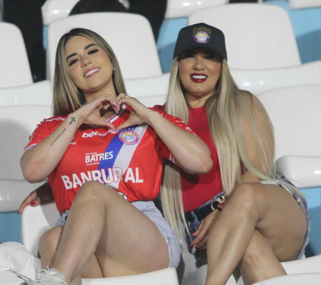 Fiestón de la Ultra Fiel, guapas chapinas y todo el ambiente del Olimpia-Xelajú por Copa Centroamericana