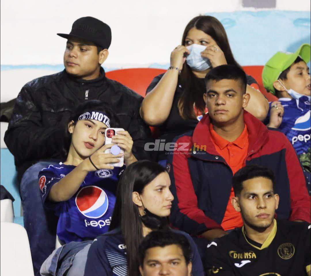Selfies, belleza y comida: El hermoso ambiente que se vivió durante el Motagua-Olimpia; ¿quiénes son las tres chicas solas?