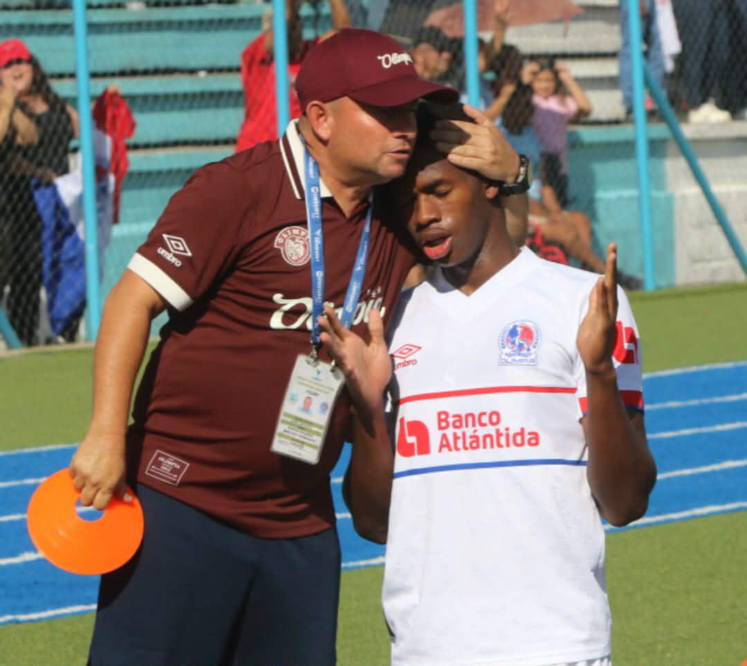 Europeos en las gradas, las bellezas de La Paz y en el muro para ver el Génesis vs Olimpia