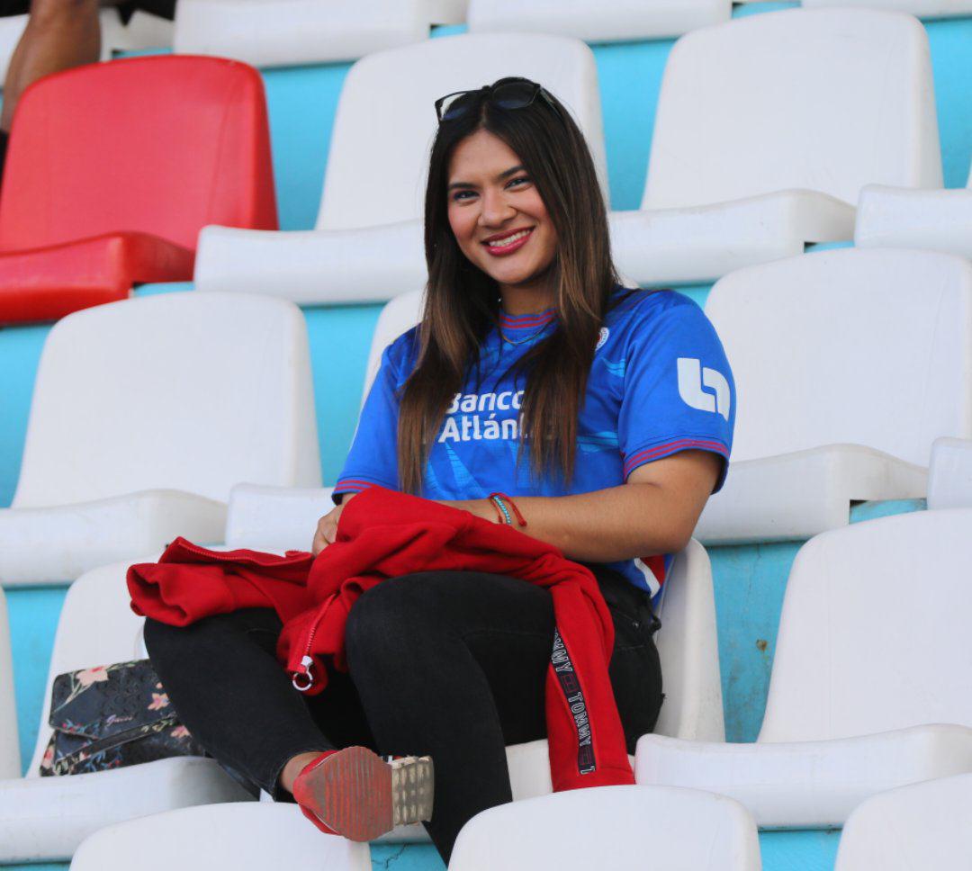 ¡Belleza sobresale en el Nacional! Olimpia y Marathón juegan, pero ellas se llevan todas las miradas en el clásico