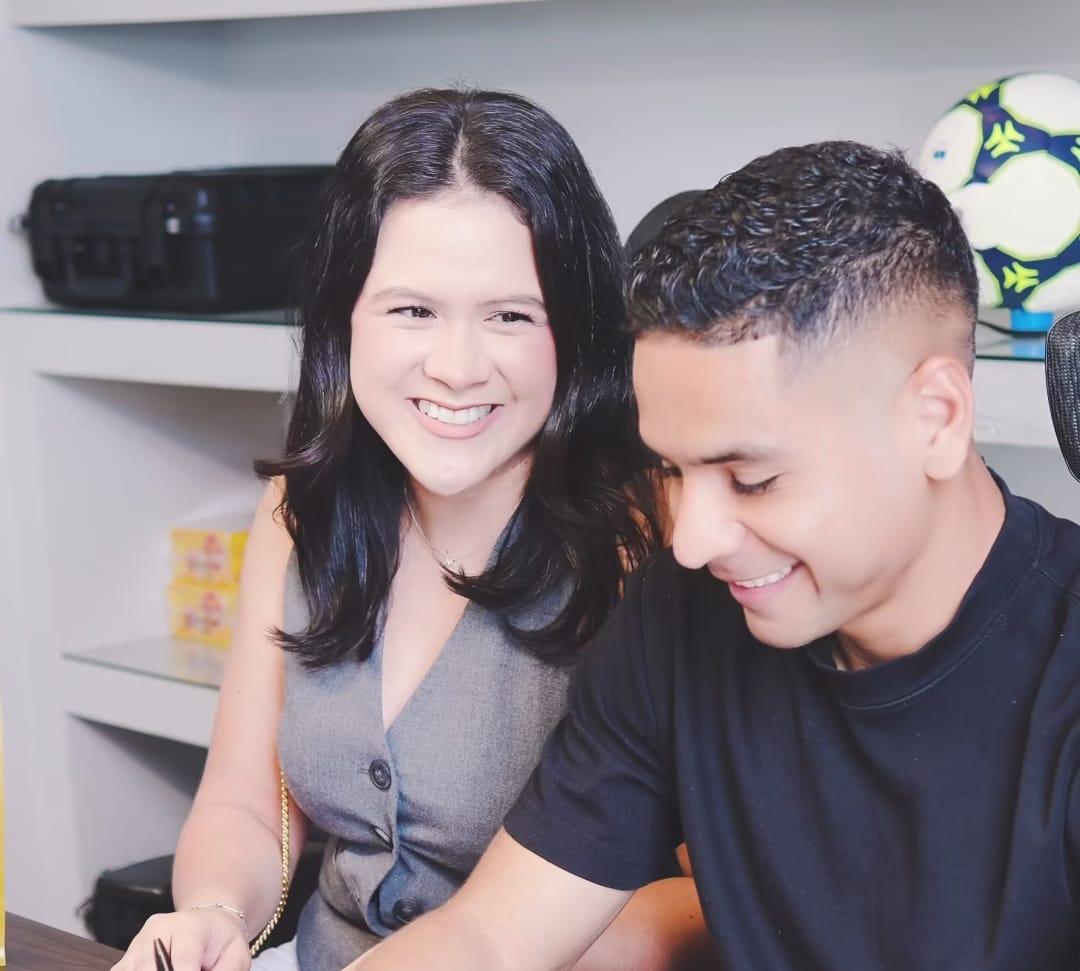 La mirada enamorada de su esposa y el tierno mensaje de su madre: así fue el primer entrenamiento de Carlos Pineda en el Sporting