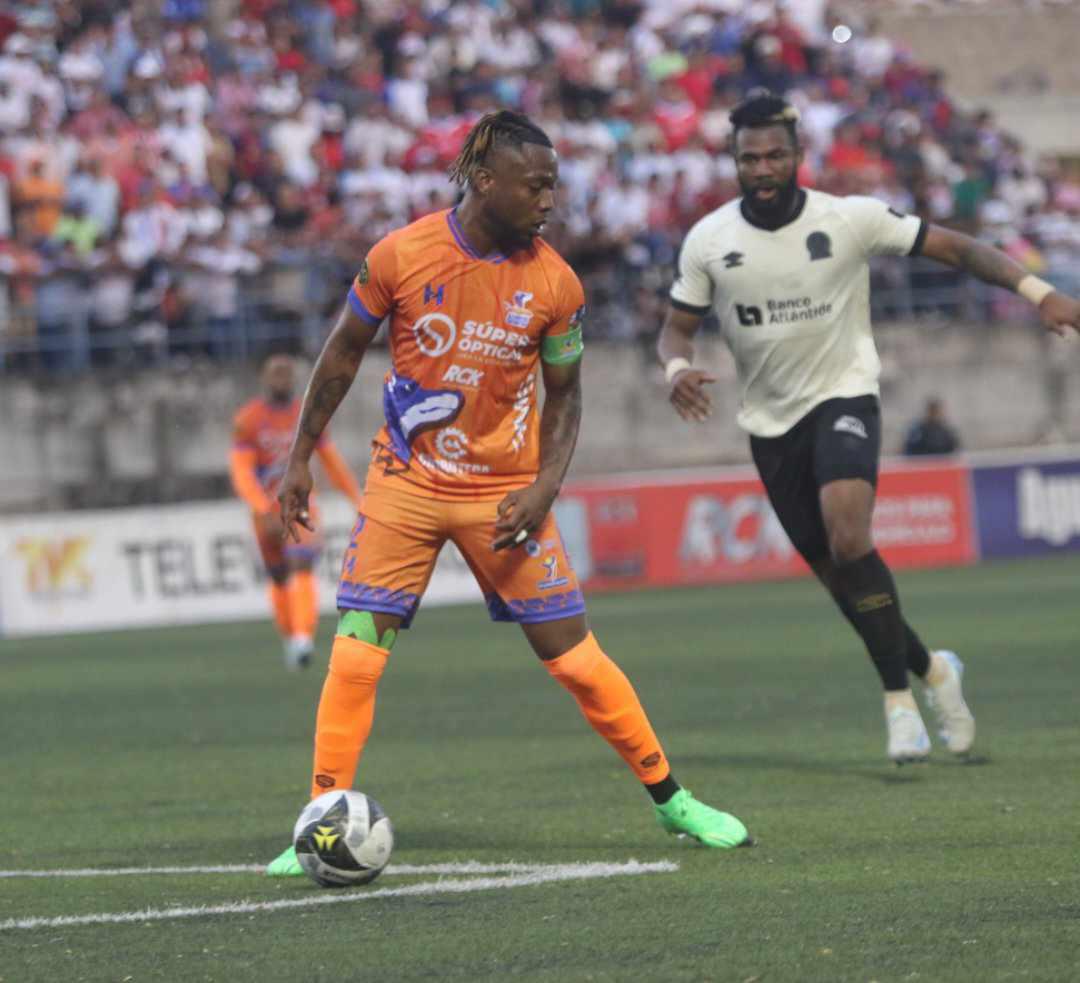 Eduardo Espinel no la pasó bien, sorpresas a la llegada y hasta en paila para ver al Olimpia contra los Lobos de la UPNFM