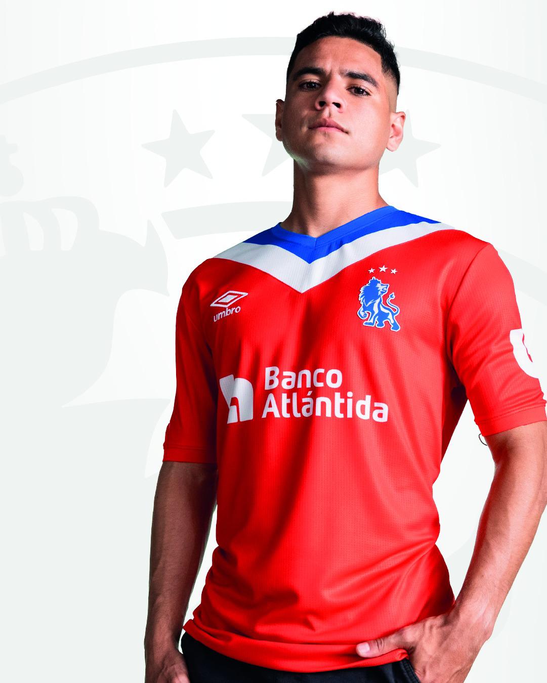 El precio y qué significan los números: las otras imágenes de la nueva camisa del Olimpia; así es la versión manga larga