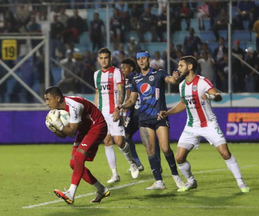 ¿Quién era la chica de rojo? La sangre se hizo presente en la cancha, las preciosas chicas de Motagua y ¿quién comía tajaditas?