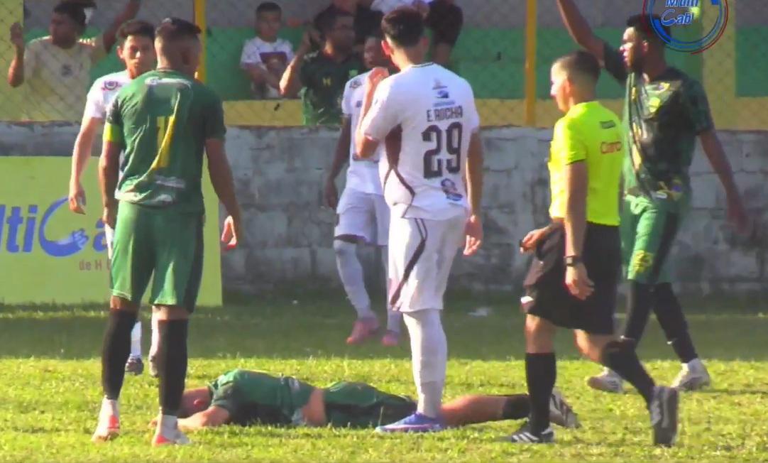 Imágenes sensibles en el ascenso: Futbolista quedó noqueado y tuvo que ser trasladado en camioneta