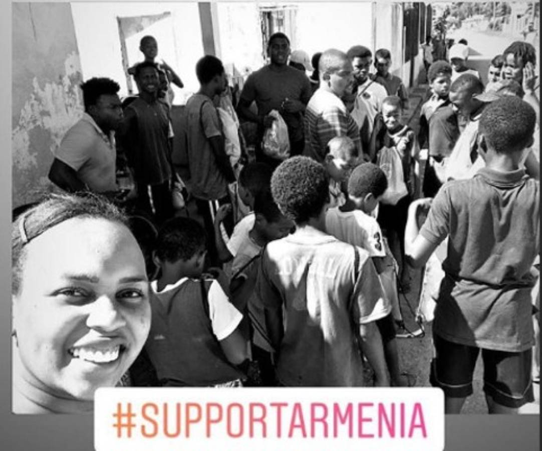 Maynor Figueroa aprovecha sus vacaciones para llevar ayuda a los niños