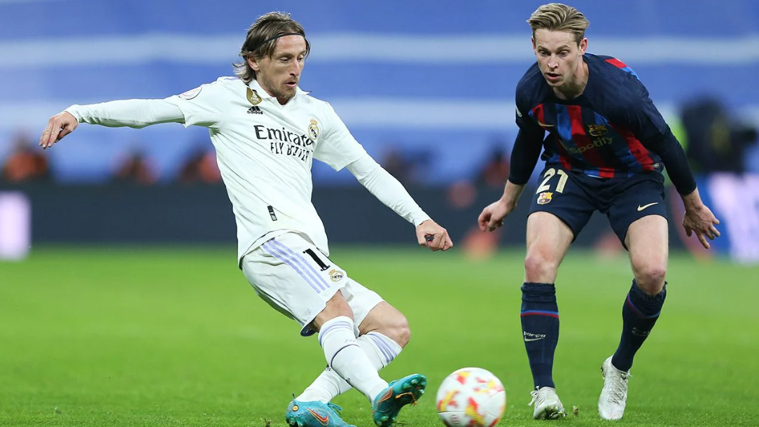 Modric intenta quitarse la marca de Frenkie de Jong en un Clásico español.