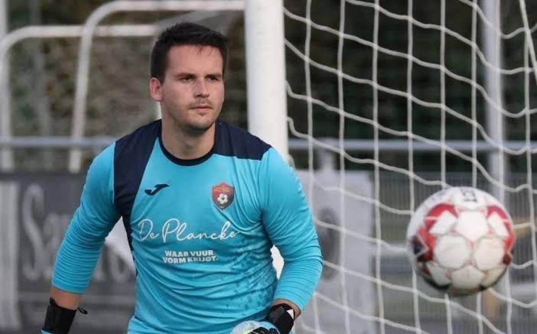 Lamentable y trágico: Portero fallece en pleno partido después de tapar un penal en Bélgica