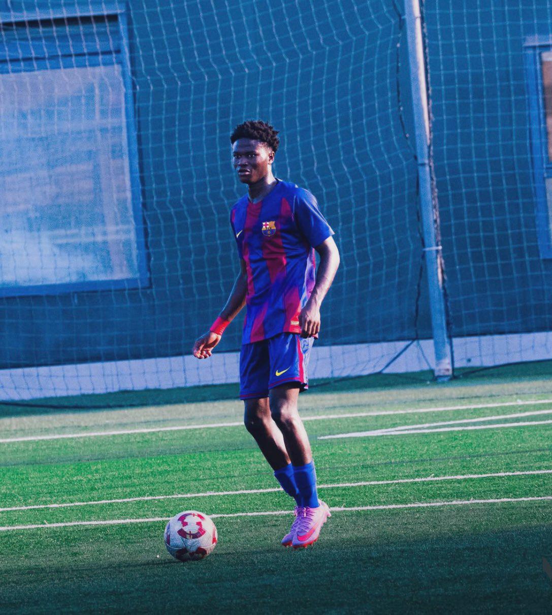 Barcelona: tiene 16 años y puede jugar como central, pivote y extremo; así es la nueva sorpresa de Hansi Flick