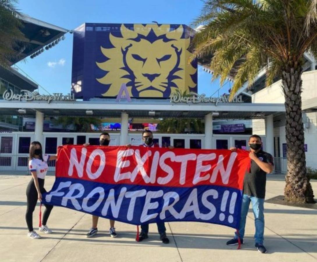 ¡Espectacular banderazo! Afición del Olimpia visitó las afueras del Exploria Stadium para alentar a su equipo