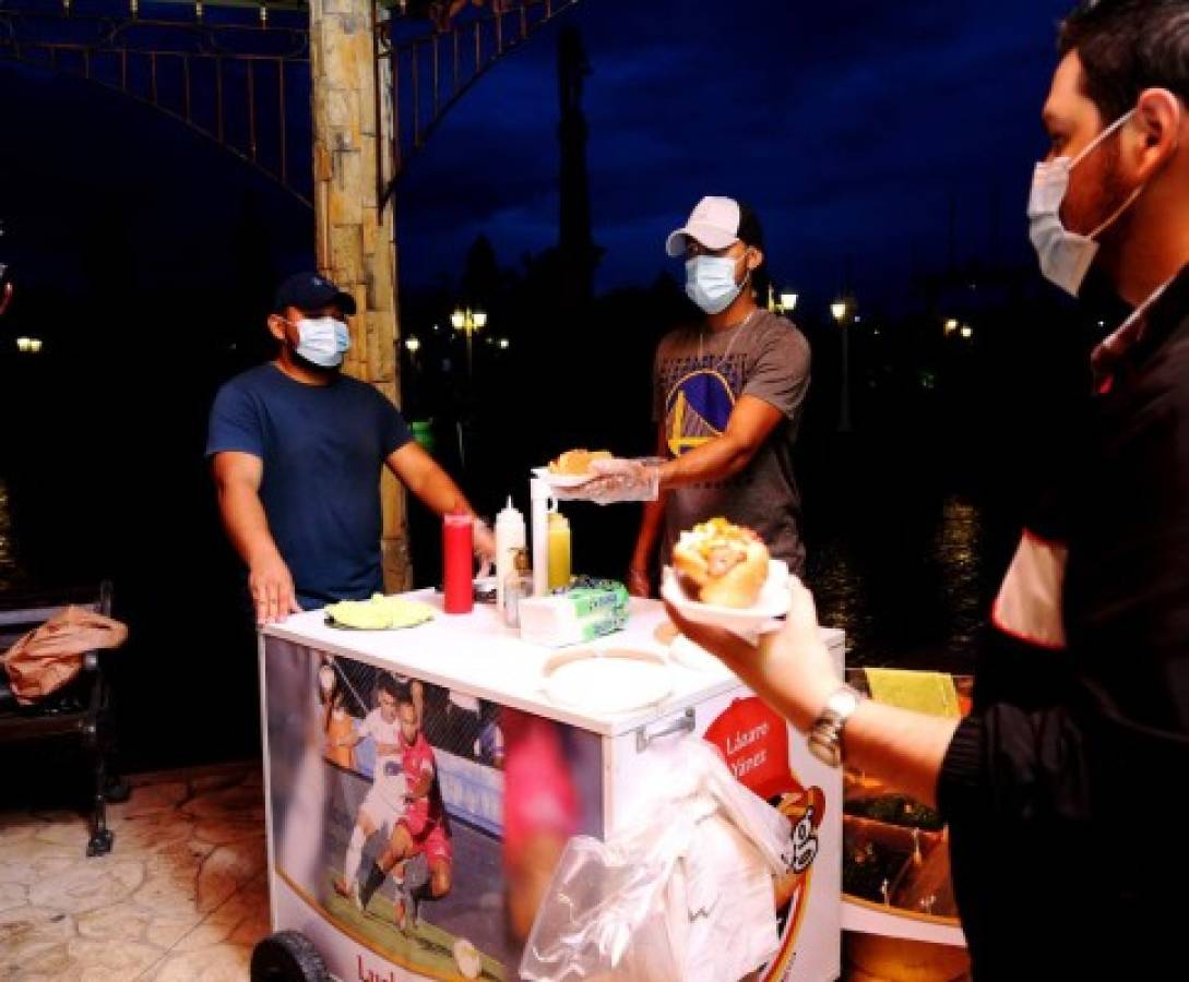 La vida más allá de ser futbolista: Lázaro Yánez y su puesto de venta de Hotdogs en San Sebastián
