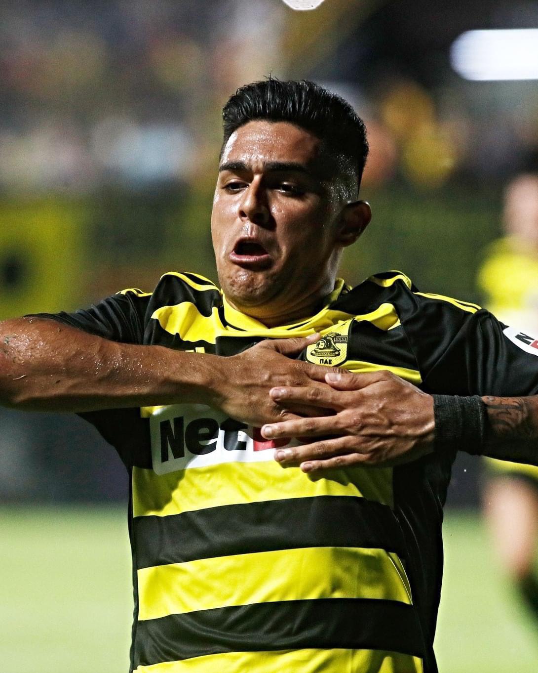 Luis Palma celebrando una de sus anotaciones con el Aris de Salónica en la UEFA Conference League.