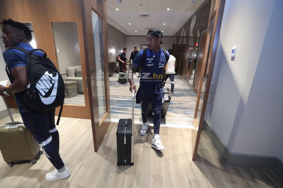 ¿Quién es la hermosa chica que se acercó a Diego Vázquez? Las fotos de la llegada a Miami de la Selección de Honduras