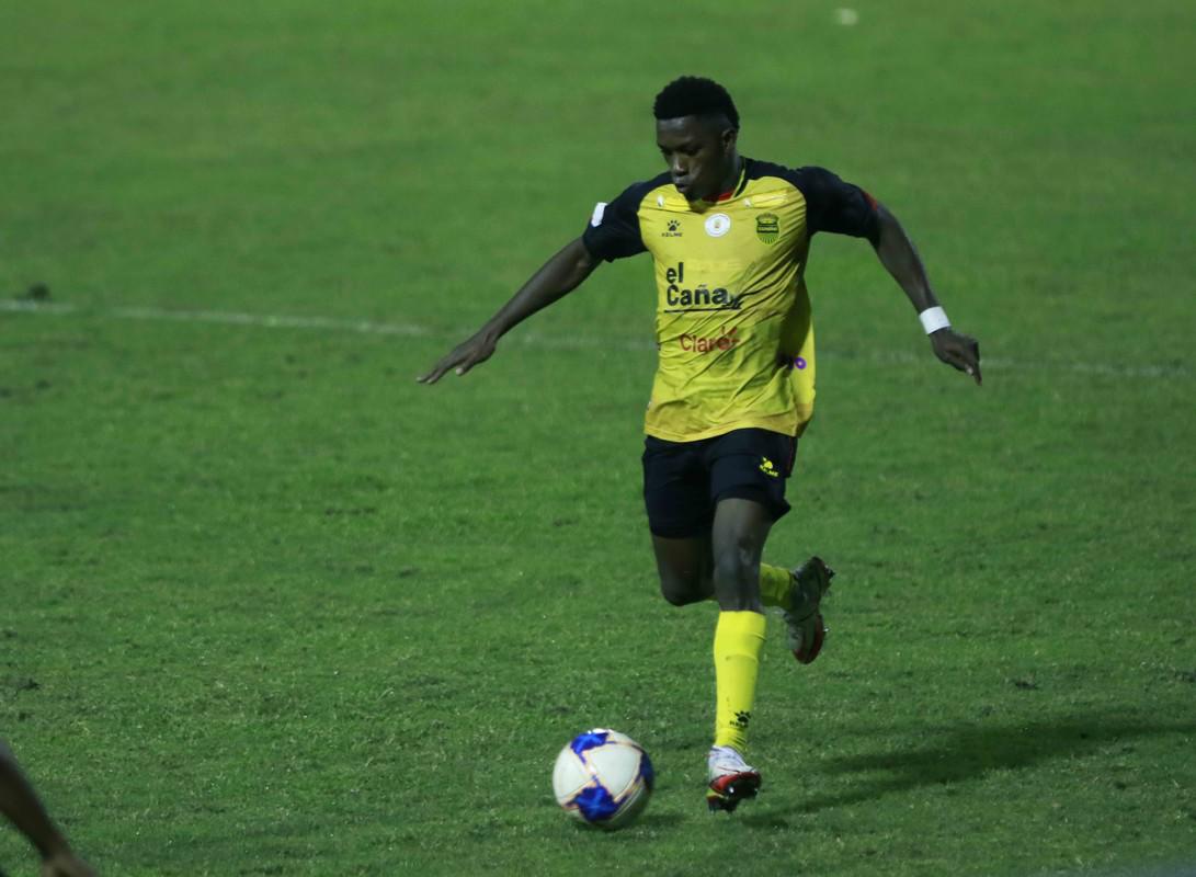 Héctor Vargas y el 11 titular con el que se estrenaría dirigiendo al Real España ante Olimpia