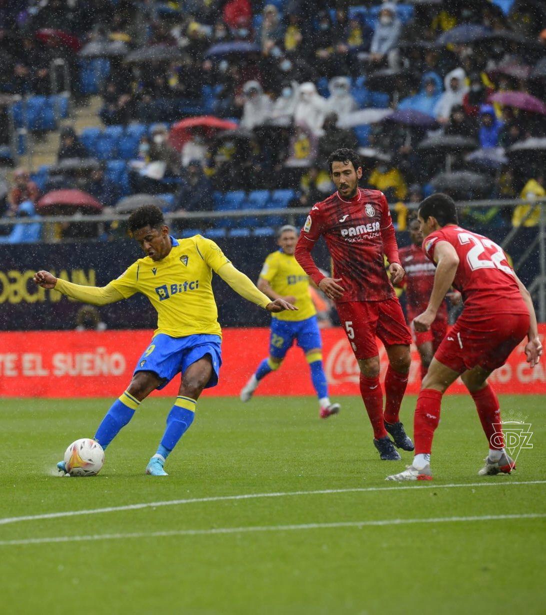 ¡Choco Lozano y el Cádiz vencen al Villarreal para salir de la zona de descenso en España! Estos son los partidos restantes