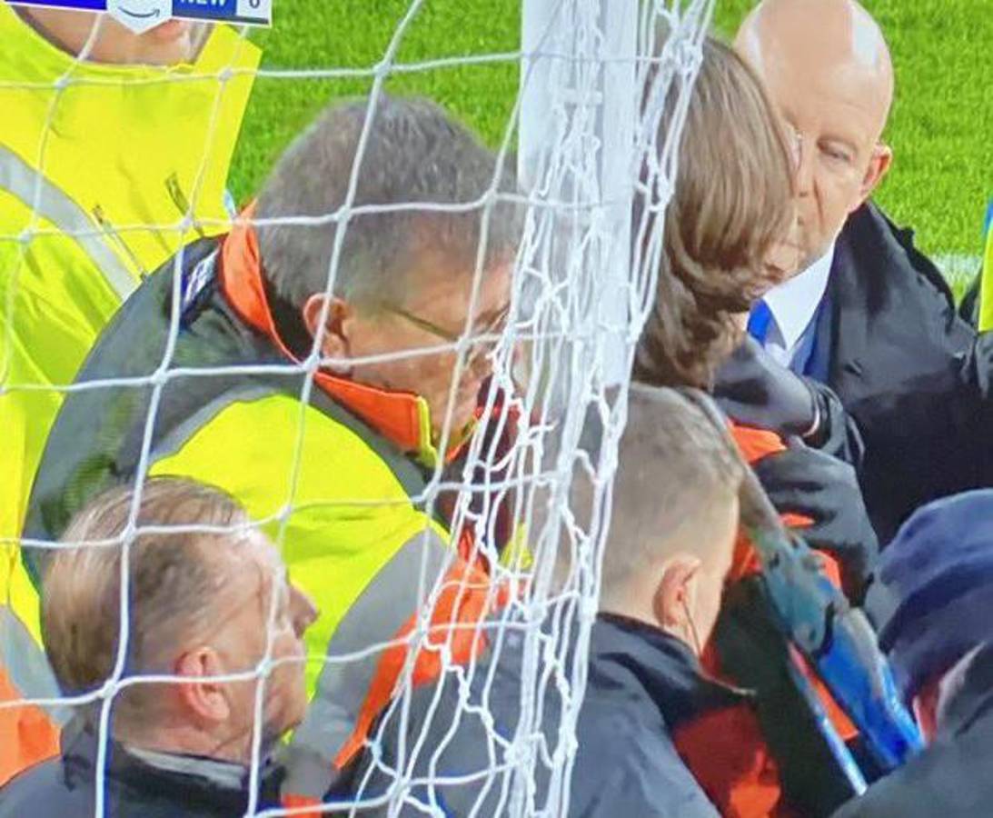 Nunca se vio esto en la Premier League: aficionado salta al campo y se amarra a una de las porterías para detener el Everton-Newcastle