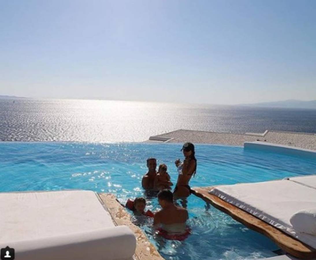 Daniella Semaan deslumbra junto con Antonela Rocuzzo en sus vacaciones en Grecia