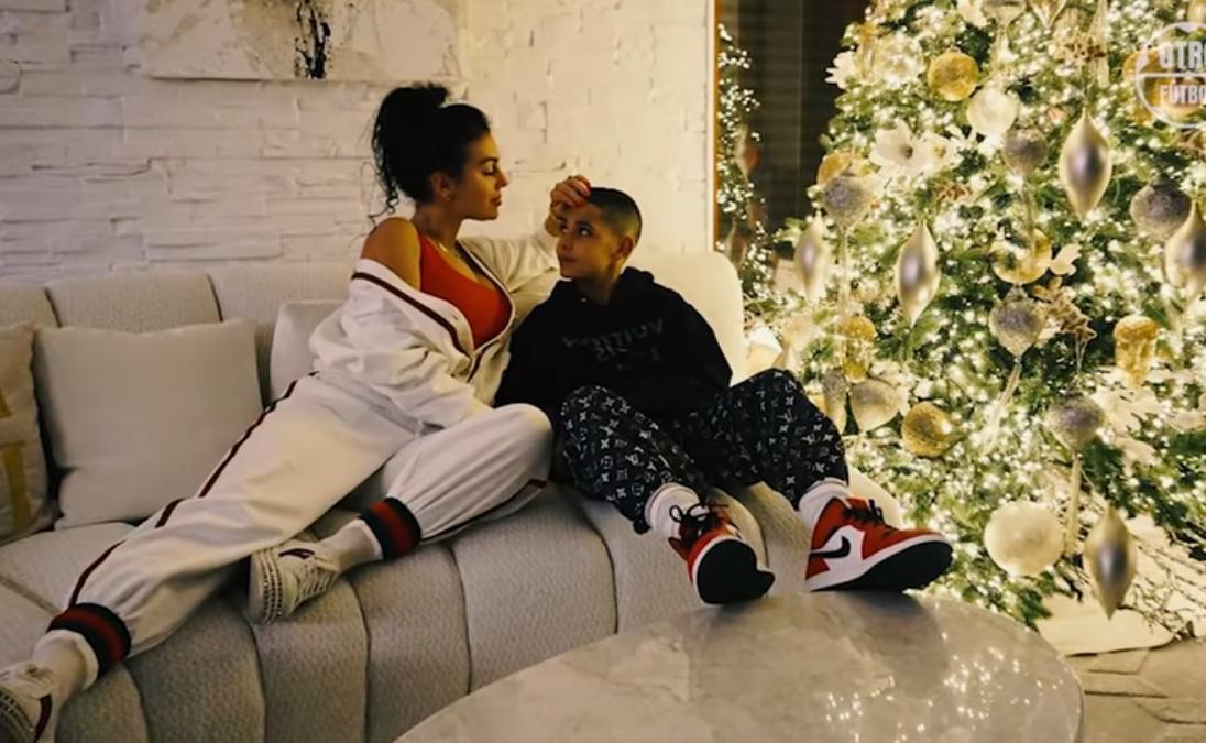 ¡Le gusta vestir caro! La vida de lujos que tiene Cristiano Ronaldo JR por su papá y así fue presentado en el United