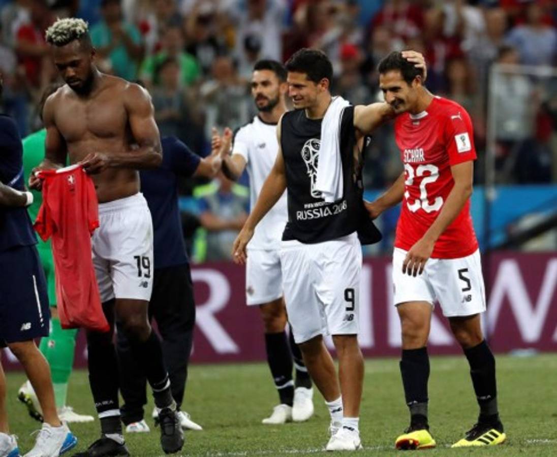 ¿Quién es la rubia? Costa Rica se despide con dignidad y el cambio de camisas