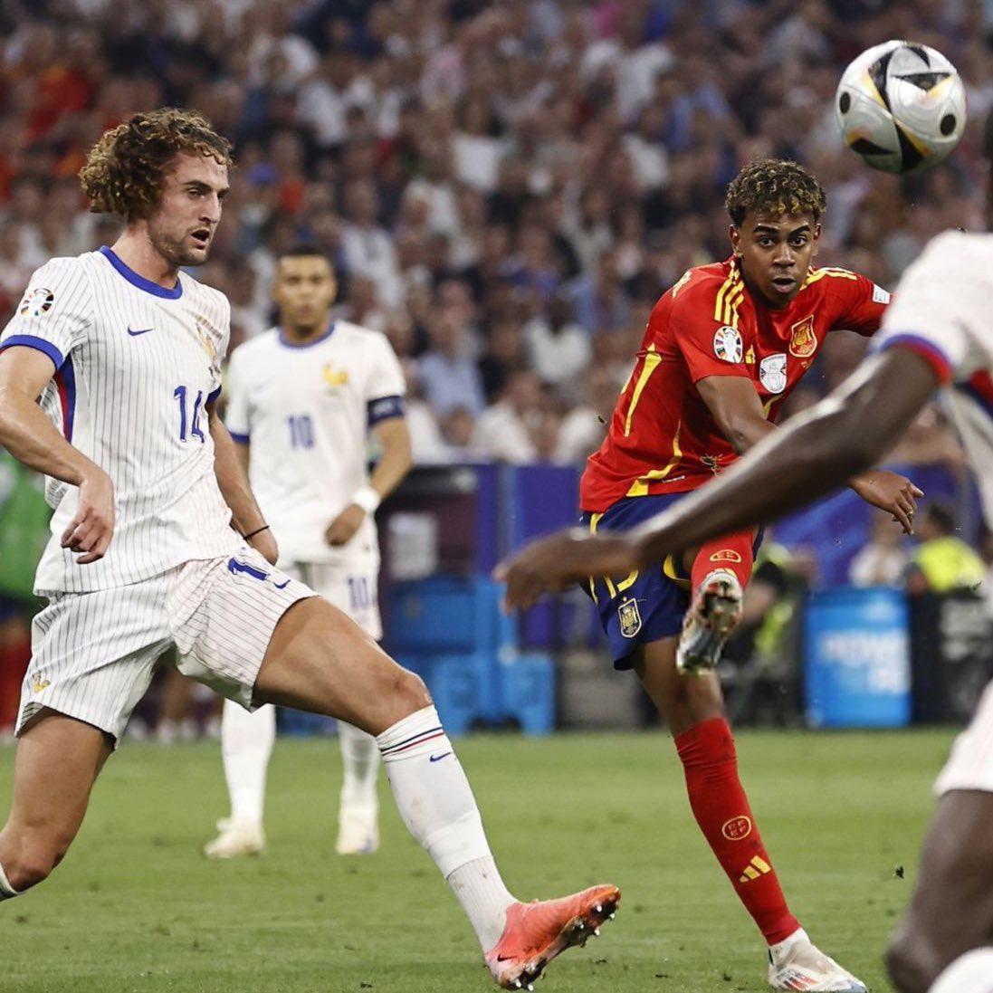 Yamal terminó anotando uno de los dos goles de la clasificación, lo curioso que su tanto lo hizo frente a la marca de Rabiot.