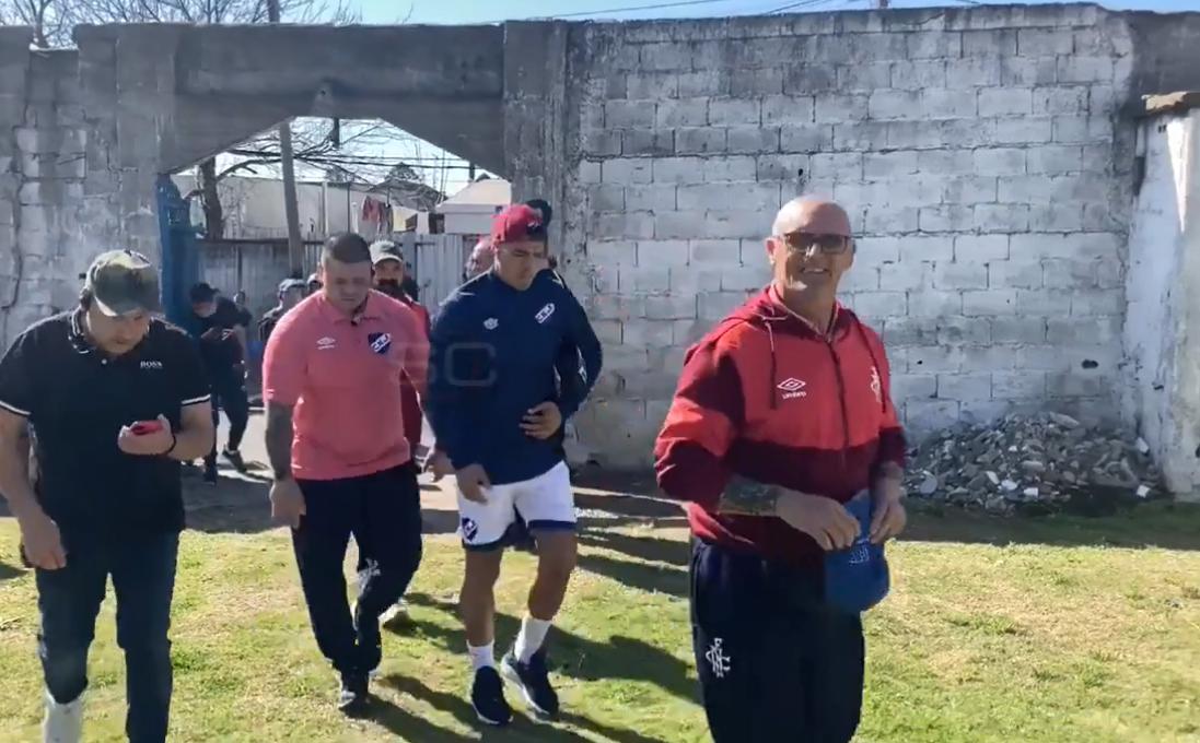 De estar en los mejores vestuarios de Europa a este: el humilde camerino que tuvo a Luis Suárez y su esposa sentada en el cemento