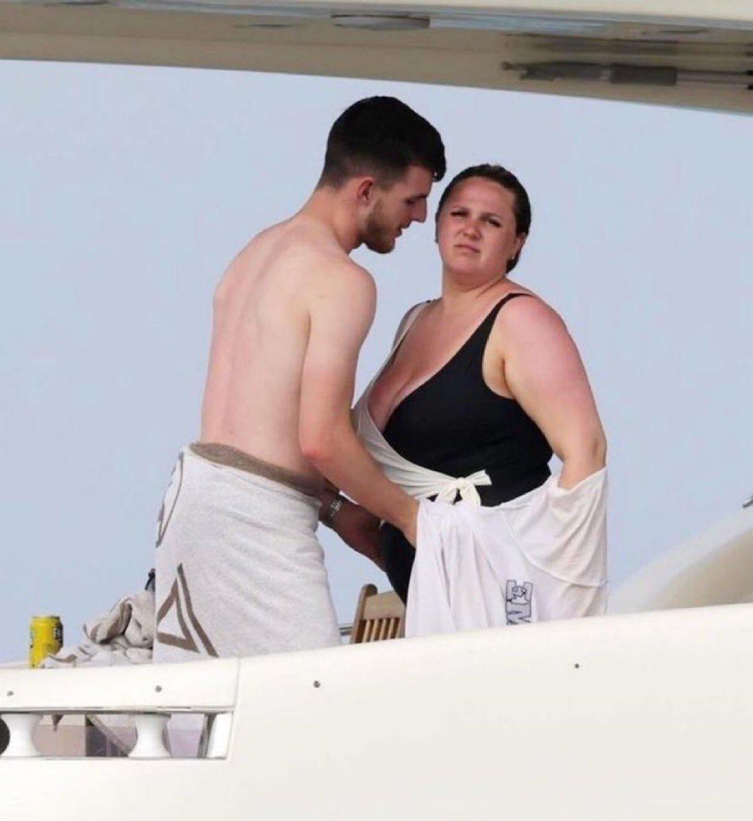 La novia del crack de la Premier League de la que todos hablan por su aspecto físico: ¿por qué se enamoró de ella?