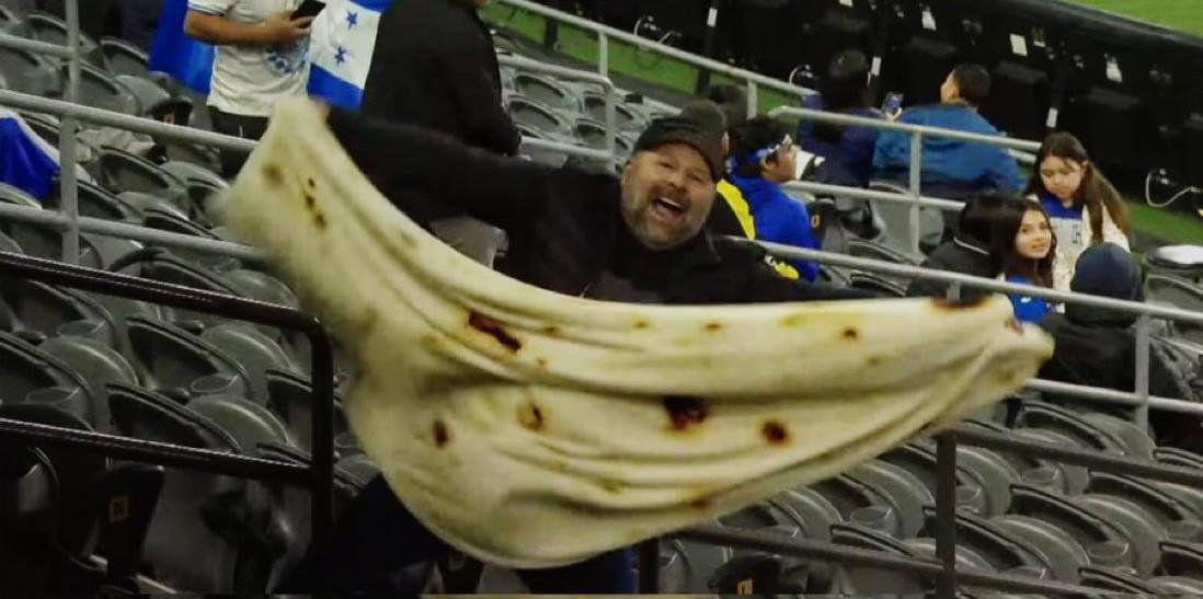 Euforia total en el Honduras vs El Salvador, la baleada gigante y los besotes apasionados en el BMO Stadium de LAFC
