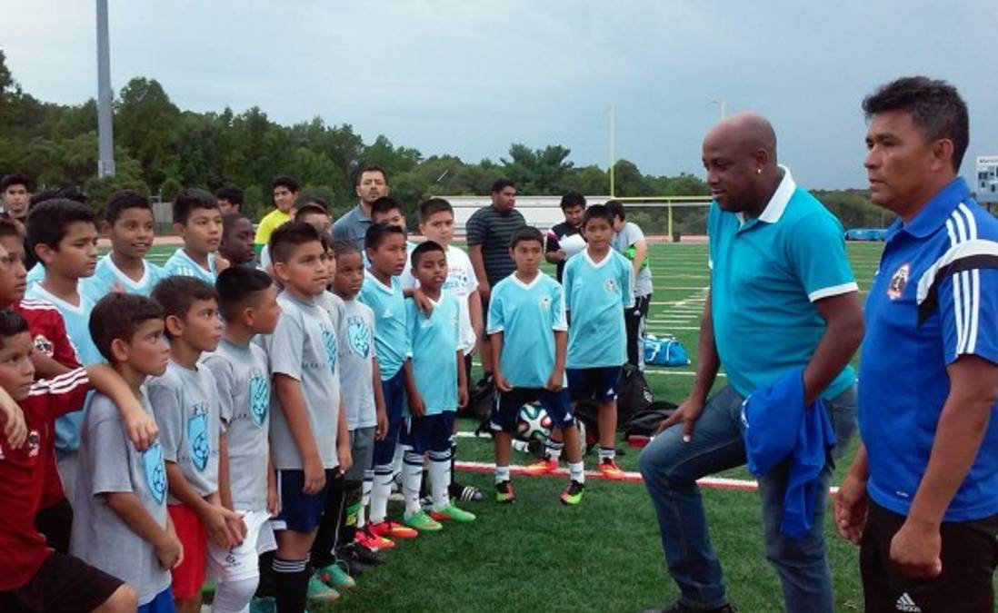 Hernán Medford compartió con niños en Washington