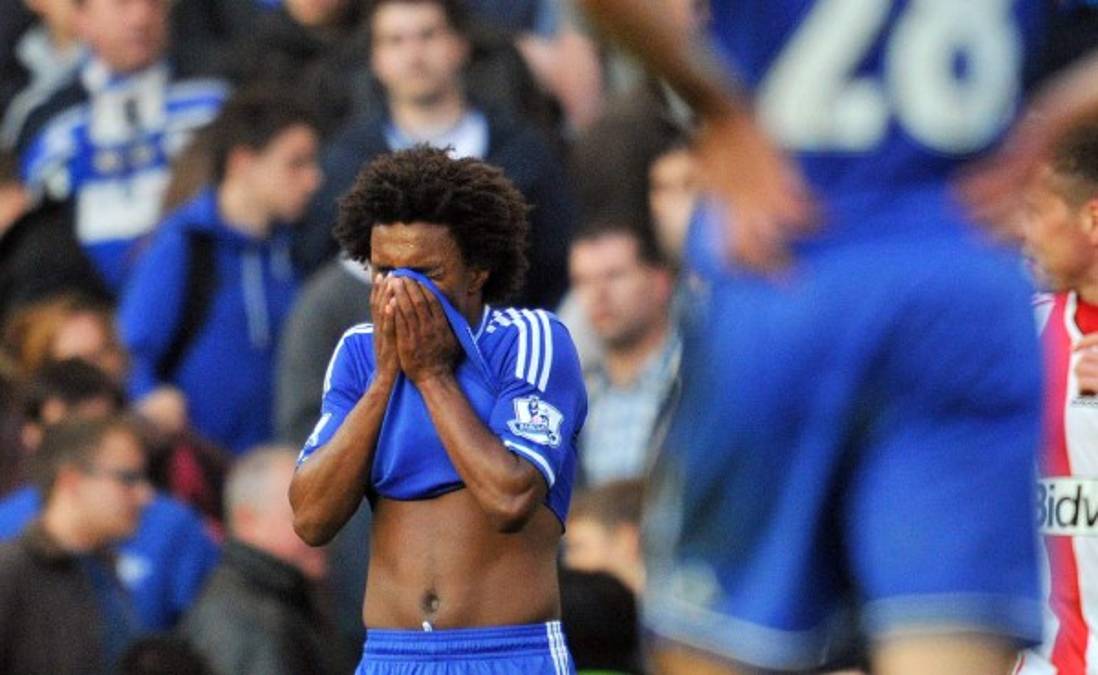 Chelsea tropieza y Liverpool acaricia la Premier League