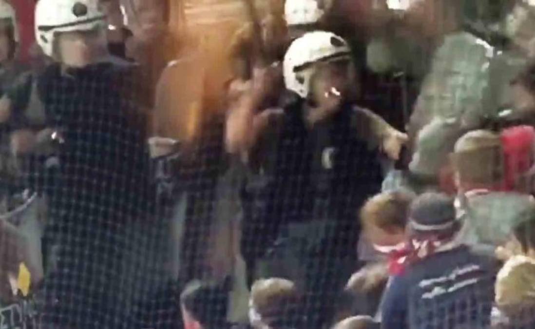 VIDEO: Brutal agresión de la Policía griega a aficionados del Bayern