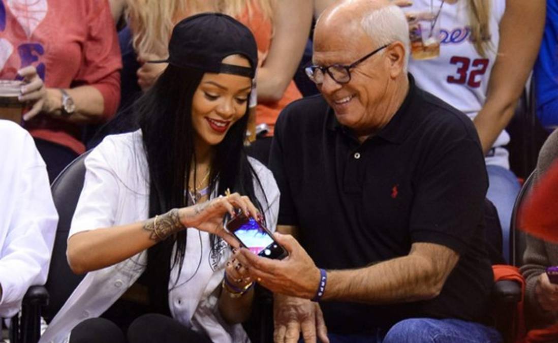 Rihanna dona 25 mil dólares a la policía luego de romper el iPhone del jefe de la policía